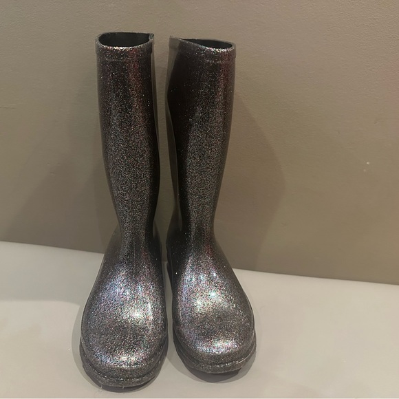 Amoji purple glitter easy on waterproof rain boots. Comfortable and lightweight. - Picture 5 of 5